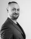Rad Paluszak, współzałożyciel SEODEV i CTO NON.agency, czarno-biały portret w marynarce