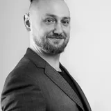 Rad Paluszak, współzałożyciel SEODEV i CTO NON.agency, czarno-biały portret w marynarce