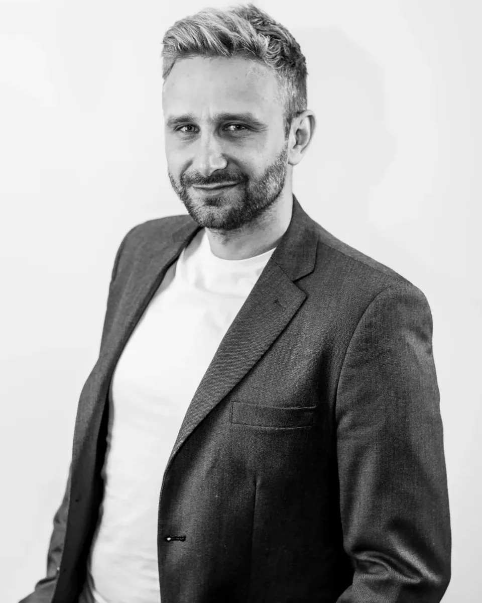 Rafał Moszkowcow (Chomsky), współzałożyciel SEODEV i CEO NON.agency, czarno-biały portret w marynarce